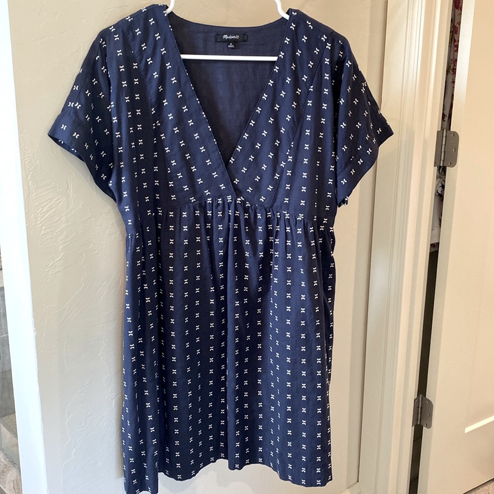 Madewell babydoll dress with white embroidery and pockets! Size M